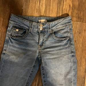 Säljer mina jeans från Gina då de är för korta, använda 2 ggr typ. Kom privat för mer bilder💕