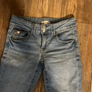 Säljer mina jeans från Gina då de är för korta, använda 2 ggr typ. Kom privat för mer bilder💕