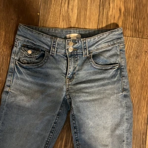 Low waist bootcut jeans - Säljer mina jeans från Gina då de är för korta, använda 2 ggr typ. Kom privat för mer bilder💕