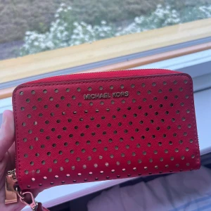 Michael kors plånbok  - Michael kors Wallet röd slutsåld. Inköpt för 1799kr säljs för 300 inkl frakt.