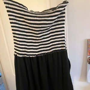 Tub klänning  - Såå fin, fint skick förutom ett litet hål som syns på sista bilden, kan nog sys väldigt lätt. Står ej storlek men ganska säker på medium.