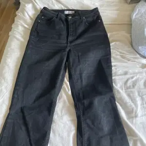 Svarta Bootcut jeans från Cubus. Storlek s/m, jag brukar vara en 38 och dom passar mig perfekt. Jätte fina och sköna. Dom är även stretchiga och passat mig perfekt i längden som är 162. 