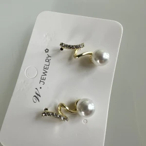Örhängen  - ger en unik och stilfull touch. De cirkulära detaljerna lägger till en modern dimension till denna eleganta ring. Bär dessa ringar för att lägga till en touch av sofistikerad stil och en subtil lekfullhet till din look. ✨
