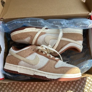 Nike dunk Low medium curry - Nike dunk low retro prm medium curry. Helt oanvända. Köpts av en kompis från stock x