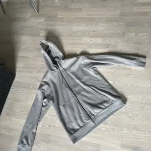 Säljer en grå hoodie pg av att den är för stor för mig. Den är knappt anstånd och är i väldigt bra skick. Stolek XS