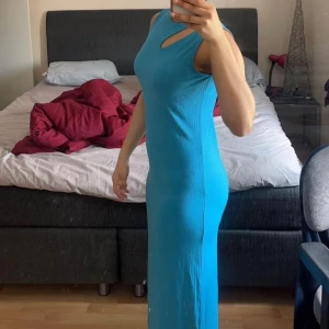 Blå enkel klänning  - Helt ny, aldrig använt då jag har flera klänningar. Jätte skön klänning inför  sommar, material bra och perfekt för varmt väder. 