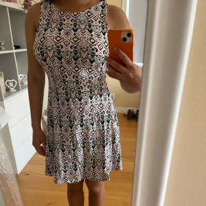 Mönstrad klänning  - Mönstrad klänning som är perfekt till sommaren🌺 Storleken är 158/164 för barn men har passat utmärkt för mig som är S/M och 158 cm. Mycket bra skick!