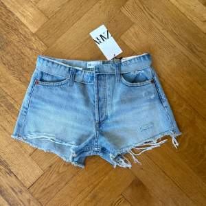 Superfina denimshorts med nedvikt kant från zara🫶🏼 Aldrig använda (lapp kvar)🛍️ Säljer då dem var för stora för mig!  Originalpris 270kr💞