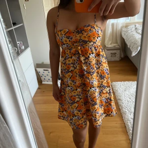 Klänning med blommönster 🌺 - Klänningen är i storlek 34. Plagget har bara använts en gång och är därmed i jätte bra skick! 🌺