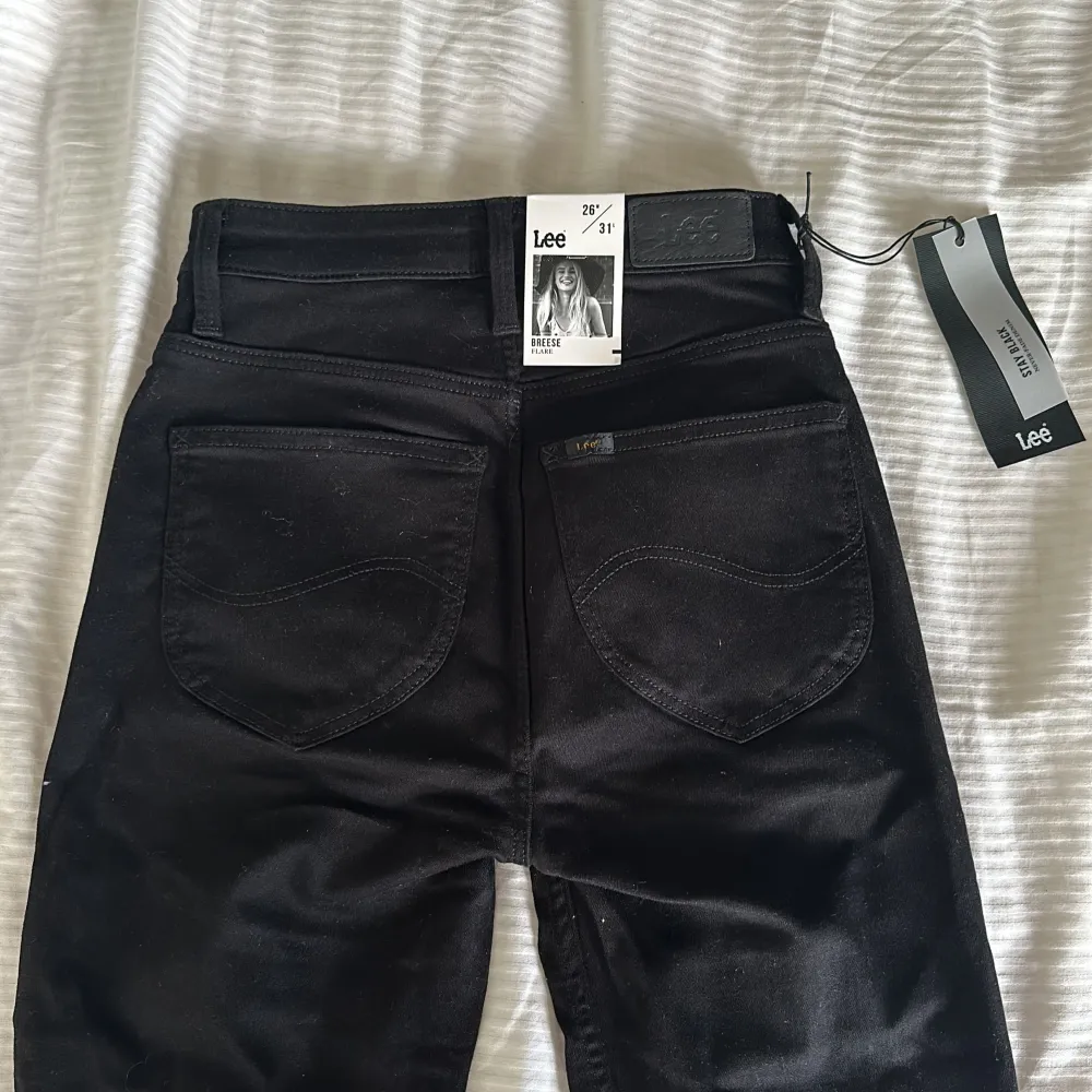 Svarta jeans från Lee i modellen breese (flare). Aldrig använda, lapparna sitter kvar. Jeans & Byxor.
