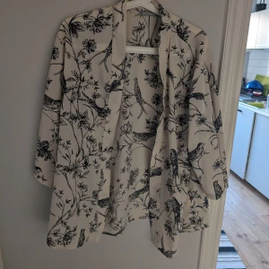 Kimono  - Kimono i offwhite med fågel- och blommönster, använd fåtal gånger. normal i storlek.