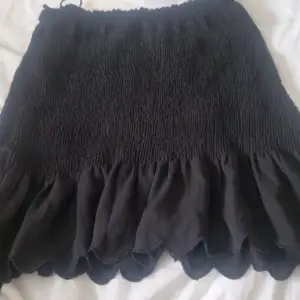 Svart fin kjol från vero moda. Använd max 5 gånger. Säljer för att den inte kommer till användning skriv för bättre bilder hade stressigt💗 går även att använda som topp om man vill det💗💗 kan tänka mig att sänka priset
