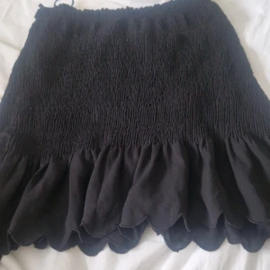 Kjol - Svart fin kjol från vero moda. Använd max 5 gånger. Säljer för att den inte kommer till användning skriv för bättre bilder hade stressigt💗 går även att använda som topp om man vill det💗💗 kan tänka mig att sänka priset