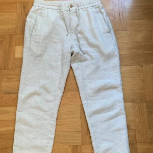 Linnebyxor  - Jag säljer mina gamla linnebyxor från Skagen Clothing i storlek Small. Nypris 800kr. Jag säljer de eftersom de inte längre riktigt passar och kommer ej till användning. Priset går alltid att diskutera!