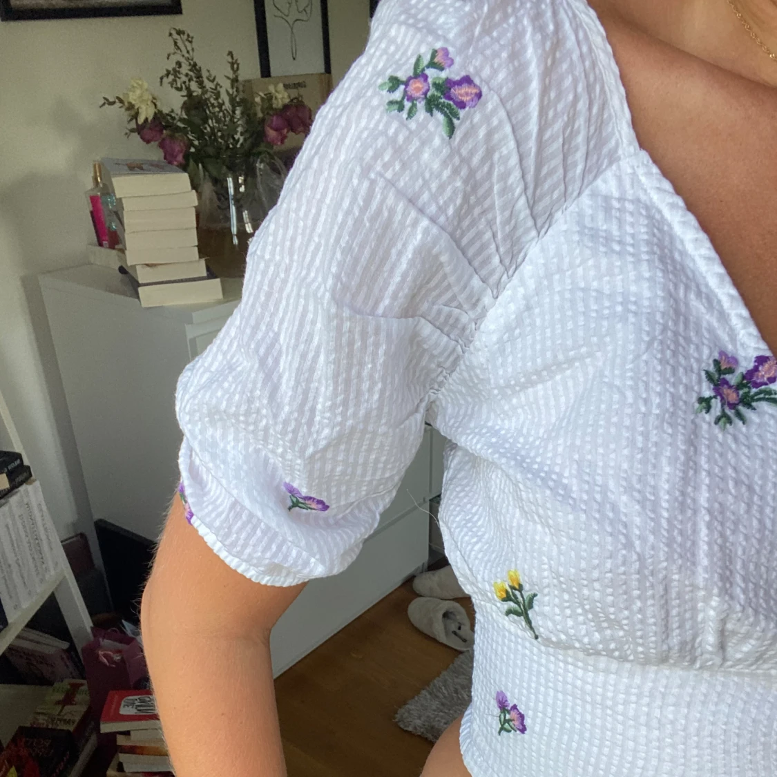 Vit blus med blommor - 91