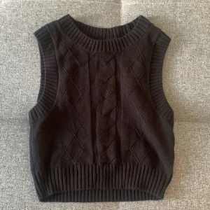 Svart väst - Säljs då den ej kommit till användning 