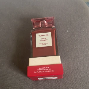 Tom Ford- Lost cherry - det finns ungefär 90ml kvar av parfymen, har försökt tycka om den men inte min smak av parfym. Haft den ungefär 5mån knappt använd