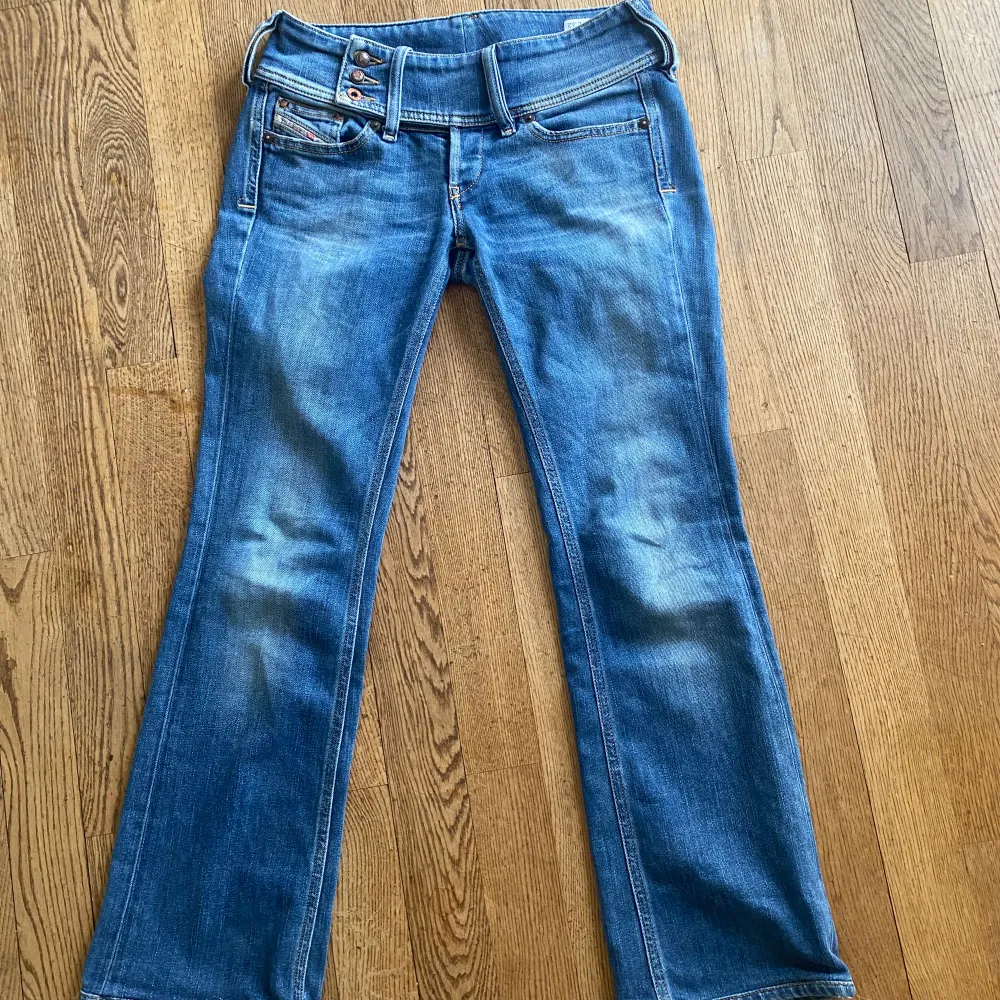 Bootcut lågmidjade jeans från diesel. Midjemått 38 med lite stretch, Innerbenslängd ca 71.. Jeans & Byxor.