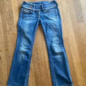 Bootcut lågmidjade jeans från diesel. Midjemått 38 med lite stretch, Innerbenslängd ca 71.