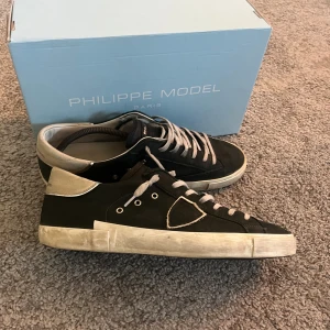 Philipe model skor  - Philippe model skor i fint skick 9/10 använda lite då och då. Nypris 4k mitt pris 2499kr. Hör av dig vid funderingar och pris kan diskuteras mvh Mh.sellout 