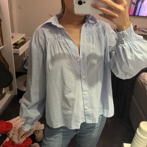 Blå randig blus - Randig skjorta/blus från zara. Mycket bra skick 
