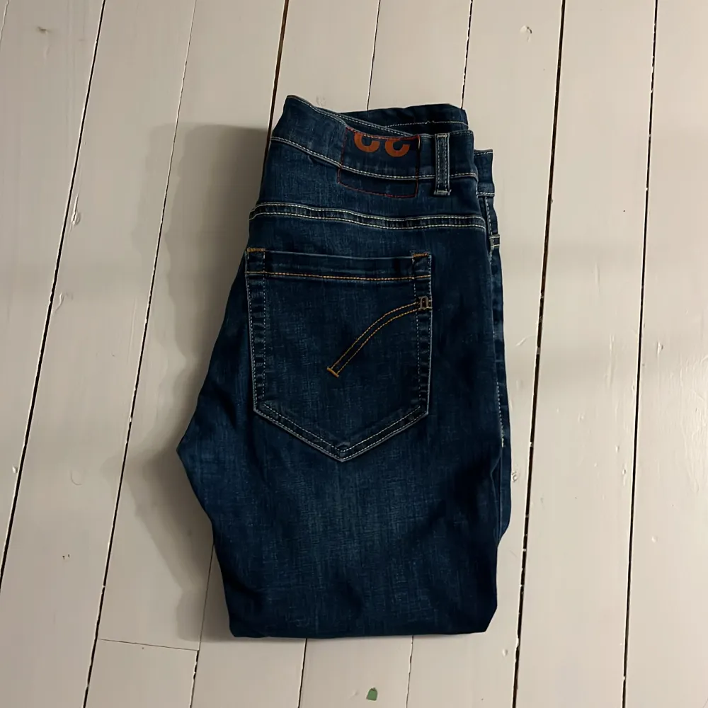 Dondup jeans i modellen ”George” | står att storleken i midjan är 32 men verkar vara krympta så sitter som 30 | jeansen är även uppsydda och passar dig som är runt 160 - 165 eller högre om du har häng! | nypris ca 3200 kr | skick 9/10. Jeans & Byxor.
