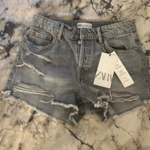 Jeans shorts  - Säljer mina gråa shorts från zara i storlek 36💕Aldrig använt och inga skador eller defekter💕
