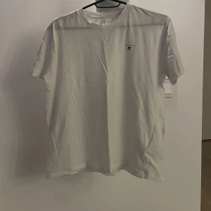Vit gant t-shirt - Basic vit gant t-shirt i gott skick.