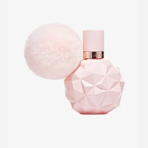 Parfym  - Ariana grande sweet like candy 100ml. Använd några gånger men uppskattar att det är runt 90ml kvar i den. Kostar 800kr att köpa ny, mitt pris 200kr💕