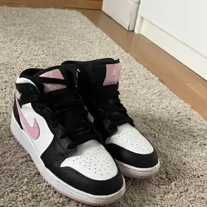 Äkta Nike Jordan mids i färgen Arctic pink, storlek 37,5. Nästan helt nya, använda ca 3 gånger. Kartong finns med❤️Hör av er vid frågor, pris går att diskutera vid smidig affär