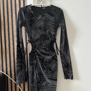 Glittrig klänning  - Super fin glittrig klänning perfekt till fest eller nyår osv. Andvönd endast en gång. Köp direkt via ”köp nu”