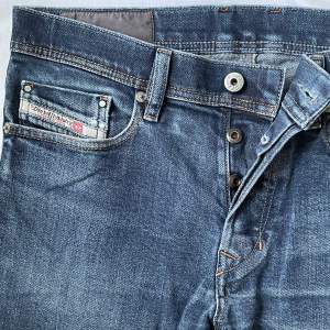 Ett par vintage diesel mörkblåa jeans i superbra skick!✨Det är bara att klicka på köp nu!