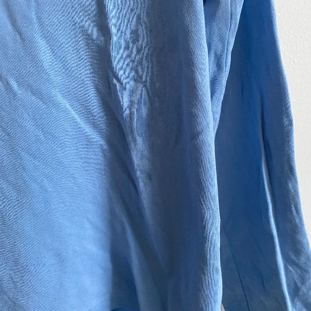 Polotröja i underbar blå färg 💧💧 en liten fläck på framsida, se bild . Tröjor & Koftor.