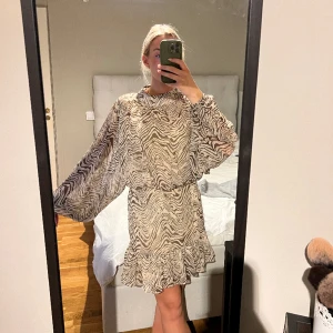 Klännkg - En superfin klänning i mönster, storlek 34. Aldrig använd🫶🏼 från nakd 