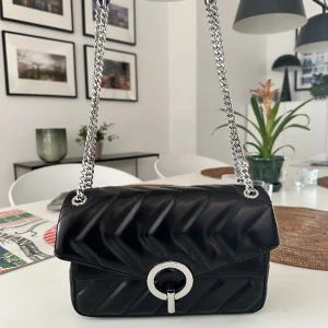 Sandro Yza Väska  - Sparsamt använd Sandro väska i mycket bra skick, inga tydliga tecken på användning. Nypris: ca 3500+kr