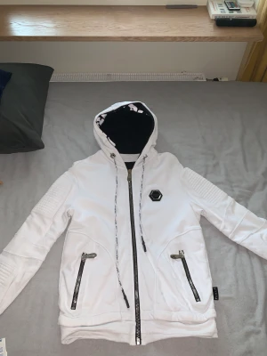 Philipp Plein Vit Kofta  - Riktigt fin PP kofta när man vill lyxa till det lite✨ Org Pris 20 000kr (inget kvitto tyvärr) Den har några hål vid märket på bröstet (se på 3e bild) annars är den i bra kondition!  Priset kan diskuteras 