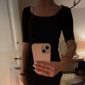 Stickad T-shirt  - Säljer min tunnt stickade t shirt från zara, den har lite längre ärmar och passar så bra till allt🤗🩷