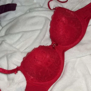 Hunkemöller bh - Röd Hunkemöller bh. Bara använt fåtal gånger men är fortfarande i nyskick🥰