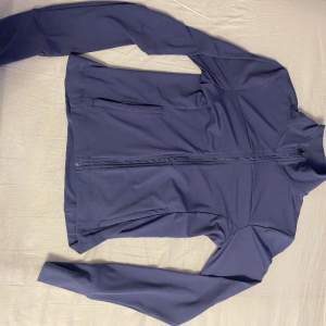 En tight blå sports tröja. Väldigt varm och bra material. Lite kort och den är i bra skick.