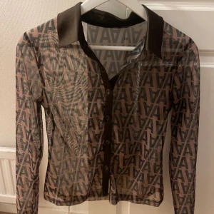 Mesh mönstrad tröja  - Jättefin tröja med krage med brun mesh💞