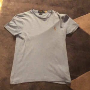Polo T shirt  - Storlek S Använd fast fin