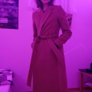 kappa brun - så fin brun kappa som jag tyvärr inte använder längre. Den är varm och fungerar toppen på både hösten och vintern✨️💫