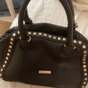 Väska  - Fin väska lite defekter handtagen 🩷Priset kan diskuteras 