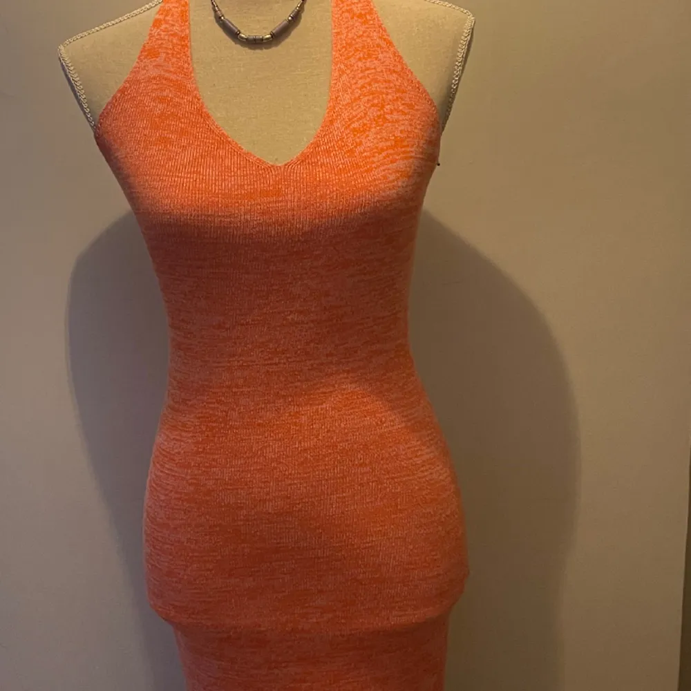 Köpt på bikbok, knappt använt och inga defekter!🩷färgen på klänningen är orange med lite inslag av rosa. Materialet är ish stickad men mjukt och skönt. Dm vid intresse/frågor!💕. Klänningar.