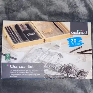 Helt oanvänt charcoal set inkl. charcoal papper som tyvärr inte är något jag är intresserad i längre🫶🏼 Jätte bra present för någon som är intresserad av att göra konst💕