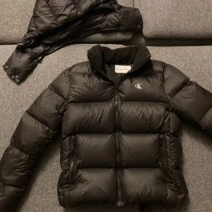 Calvin Klein Jacka - Köpte nyss men var för liten för mig då säljer vidare den, inga hål eller defekts på den, 10/10 skick. Storlek S