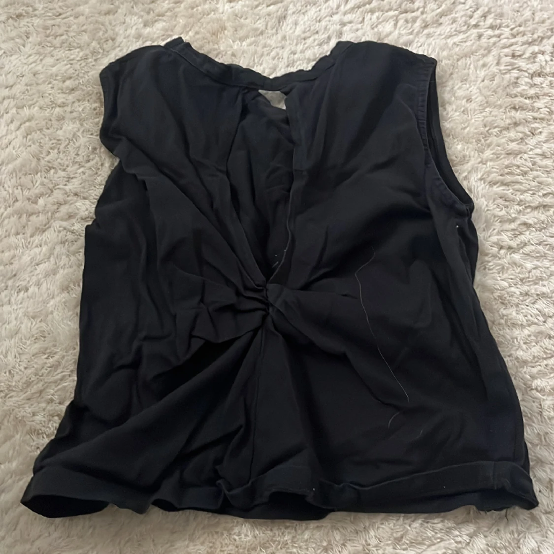 Svart t-shirt med speciell rygg