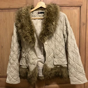 Päls jacka  - Beige päls jacka🤍 Finns tecken på användning men annars bra skick - PRIS kan diskuteras vid snabbt köp ❤️