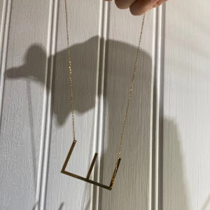 Guldhalsband Stort E - Fin och aldrig använd, helt ny. Rostfritt stål=rostar inte. 