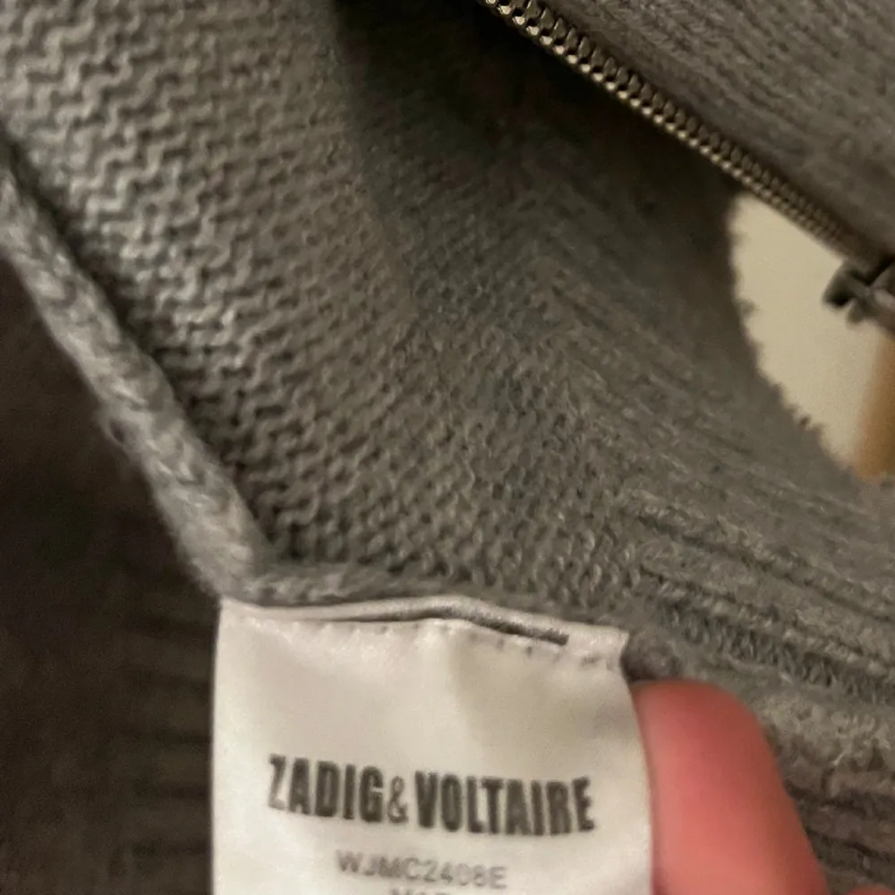 Zadig & Voltaire zip gjord i ull. Nästan aldrig använd. Den är i mycket bra skick och det finns inga defekter.. Tröjor & Koftor.